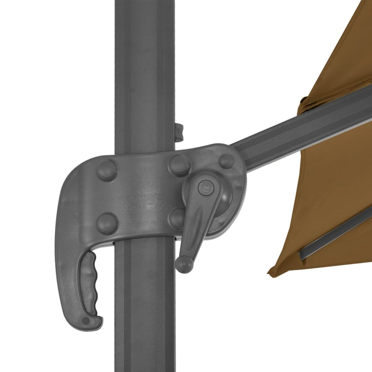 Nahaufnahme des Mechanismus eines grauen Sonnenschirms mit Griff und braunem Schirmstoff.