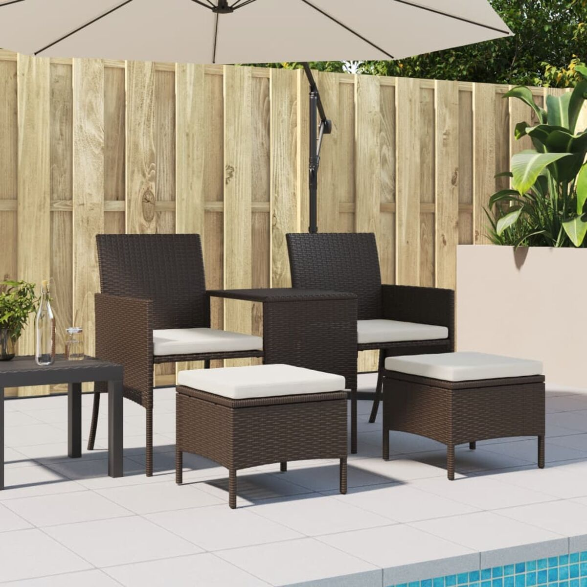 Terrassenset mit zwei Stühlen, einem kleinen Tisch und zwei Fußstützen, alles dunkelbraun.