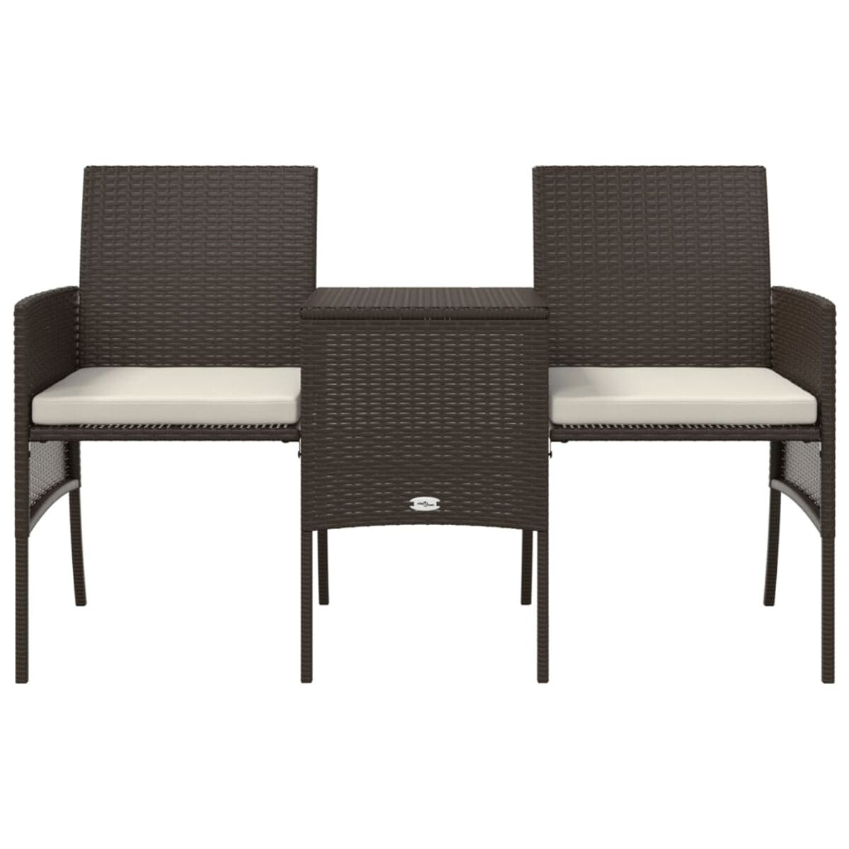 Braune Outdoor-Möbel aus Rattan. Zwei Stühle mit einem Verbindungstisch. Beige Kissen auf den Sitzen.
