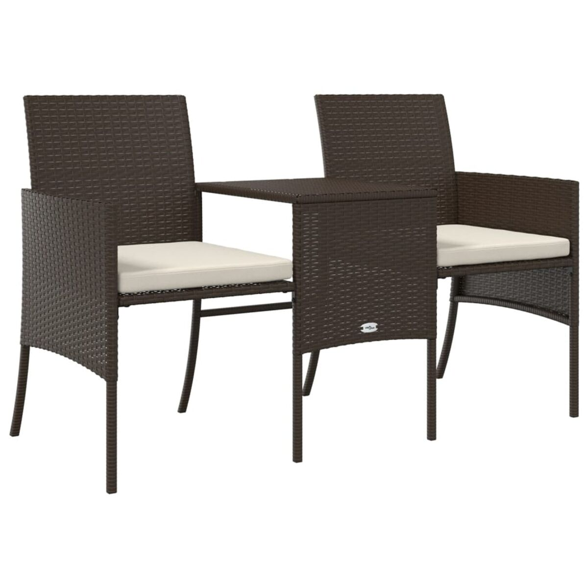 Zwei braune Rattan-Stühle mit einem kleinen Tisch dazwischen, alles auf weißem Hintergrund.