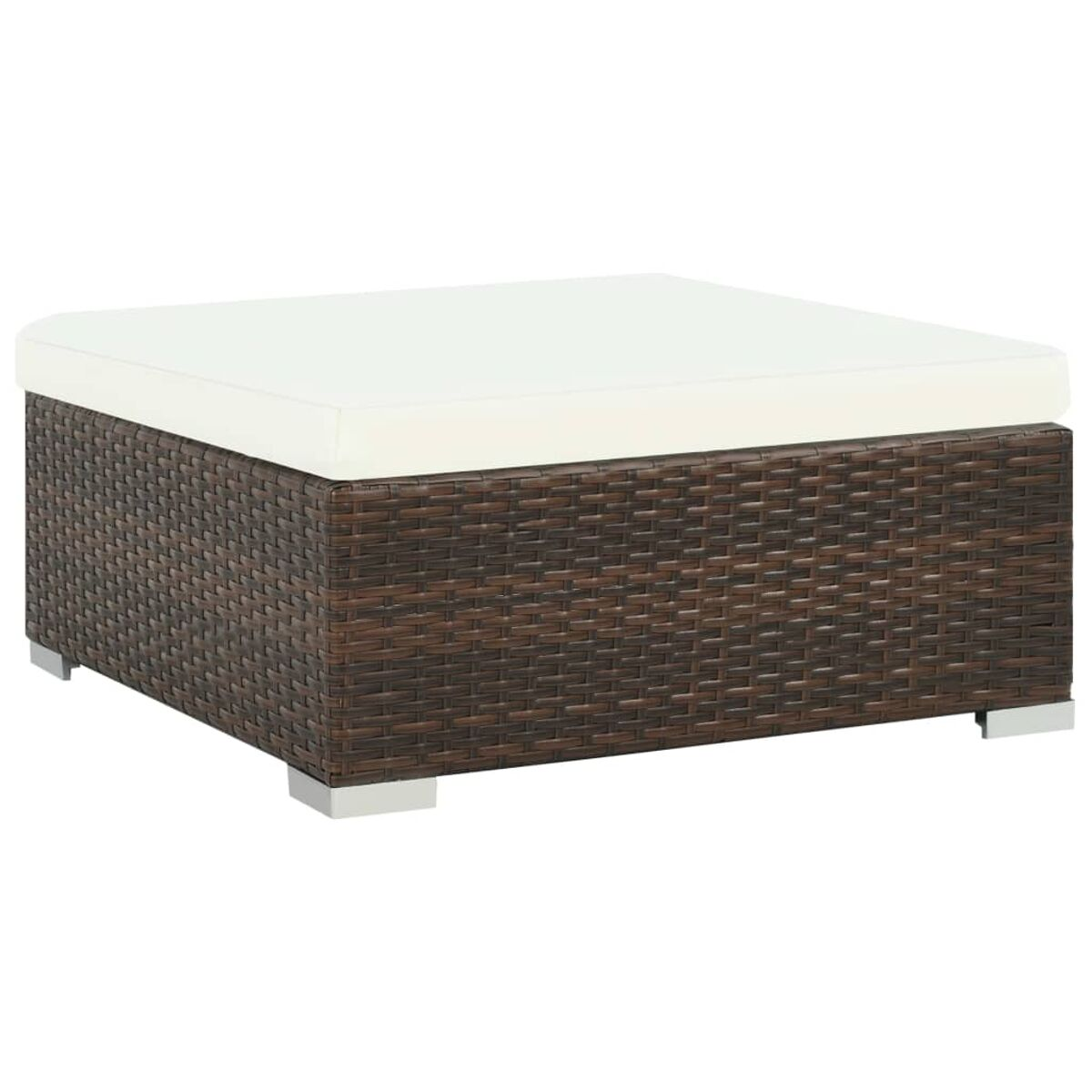 Ein brauner Rattan-Hocker mit einem weißen Kissen, isoliert auf Weiß.