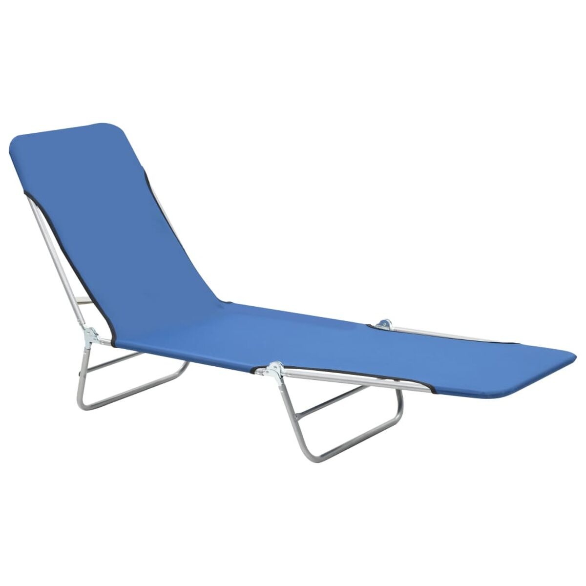 Blauer, leichter Strandstuhl mit silbernem Rahmen, vor weißem Hintergrund.