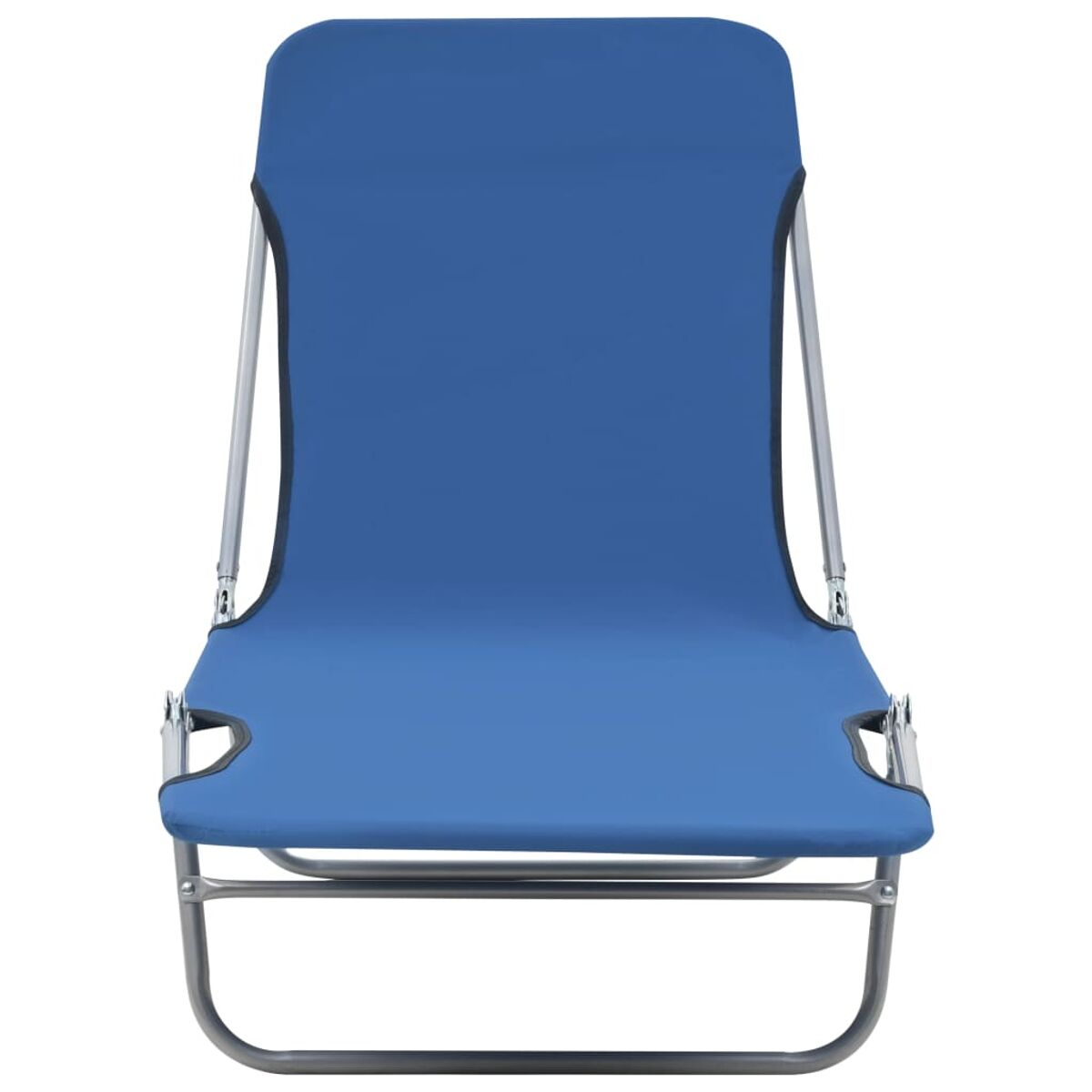 Blauer Strandstuhl auf weißem Hintergrund. Das Gestell ist silberfarben.