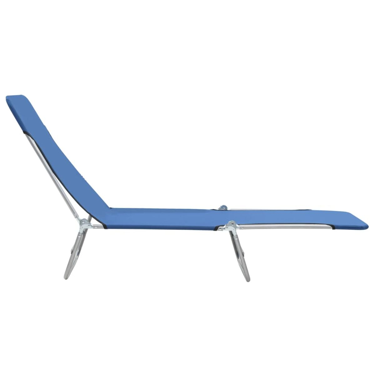 Blaue Sonnenliege, schräge Ansicht. Der Stuhl ist zurückgelehnt, mit silbernem Rahmen und blauem Stoff.