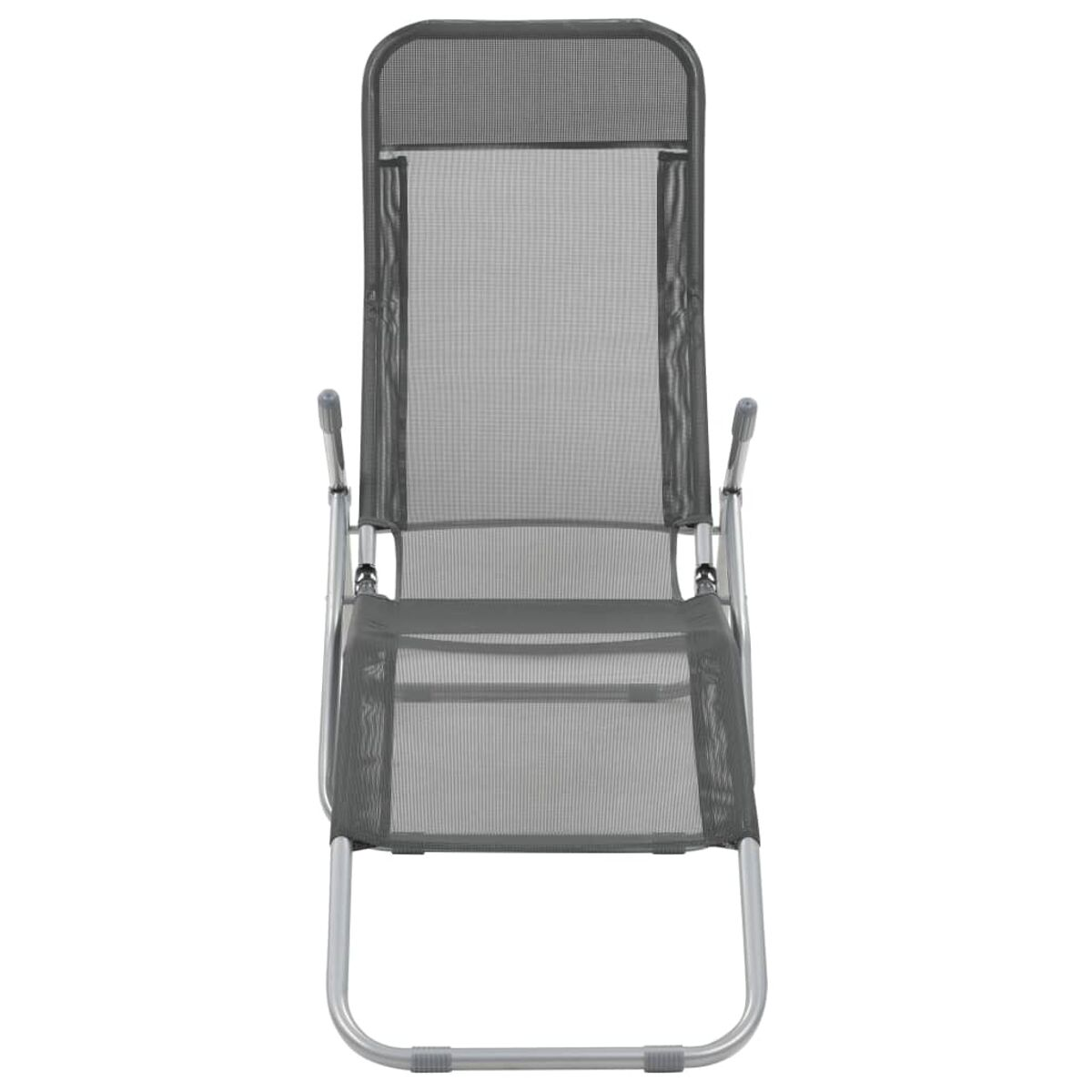 Grauer Outdoor-Stuhl mit Netzbespannung und silbernem Rahmen, von vorne gesehen.