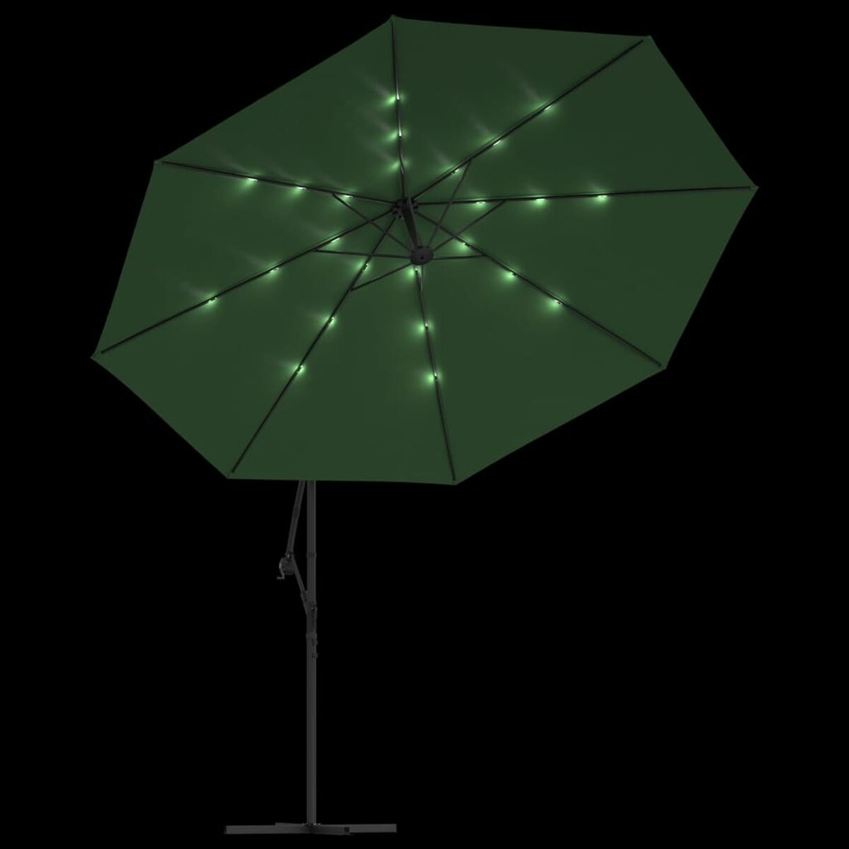 Grüner Sonnenschirm mit eingebauten Lichtern. Dunkler Hintergrund. Der Schirm ist teilweise geöffnet.