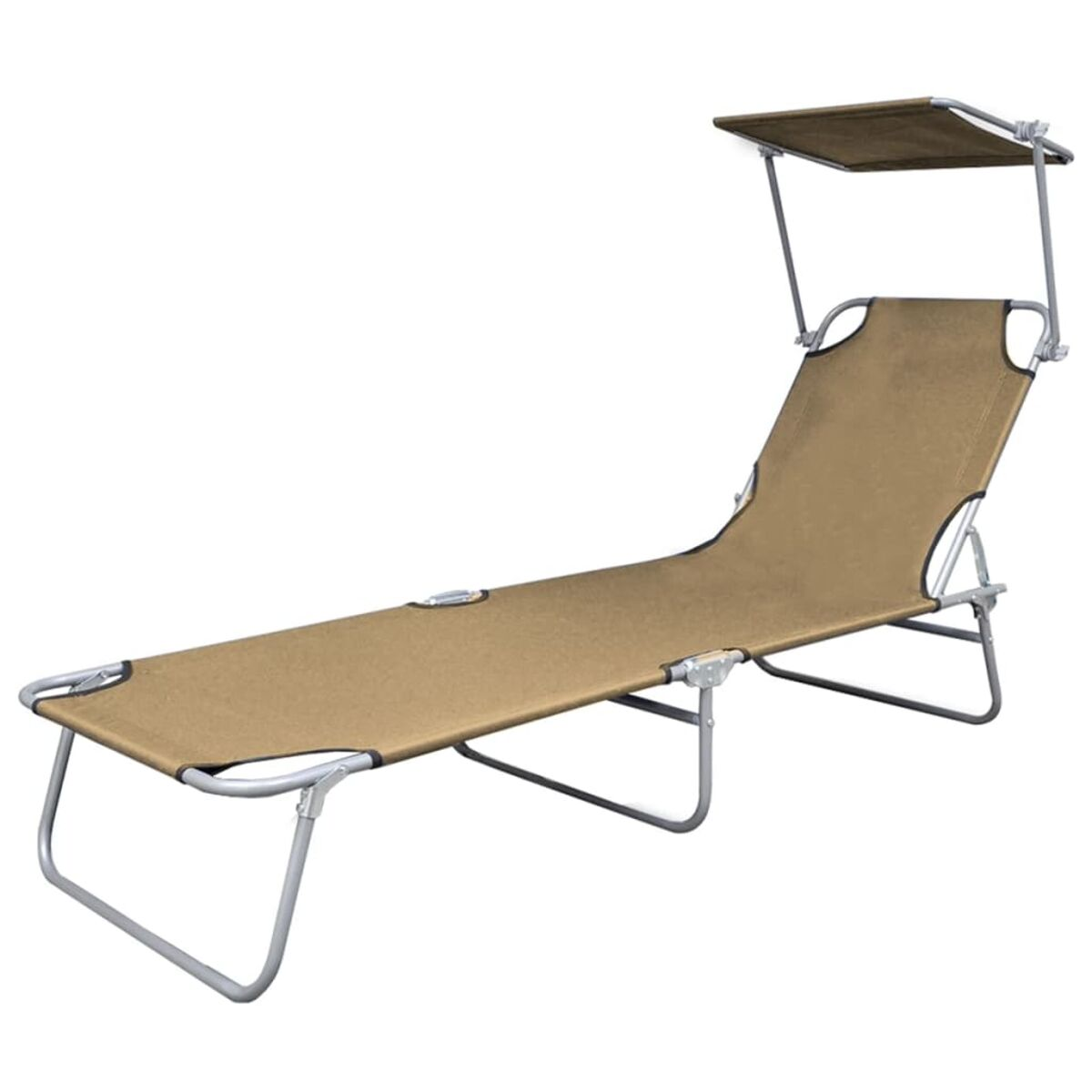 Beigefarbener Klappstrandstuhl mit Sonnenschirm, Metallrahmen und weißem Hintergrund.