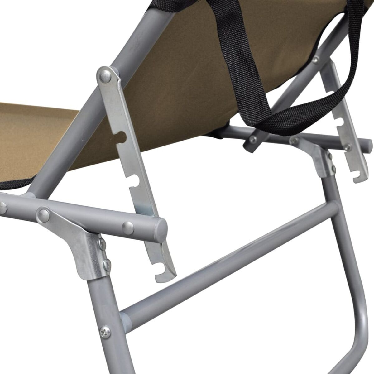 Nahaufnahme eines Klappstuhls. Beige Stoff Sitz und Rückenlehne, silberner Rahmen mit Metallscharnieren.