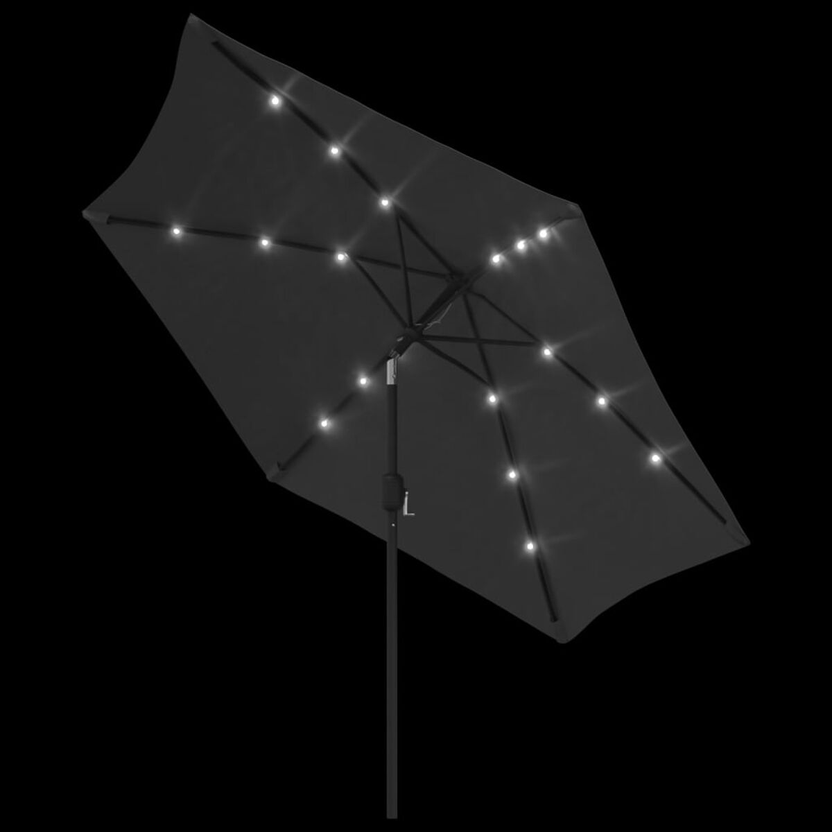 Ein schwarzer Sonnenschirm mit Lichtern. Er ist geöffnet, und die Lichter sind an.