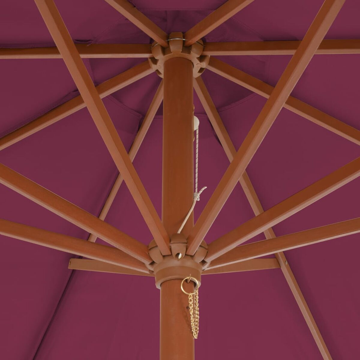 Ein burgunderroter Regenschirm von unten, Holzrahmen und Stützstruktur zeigend.