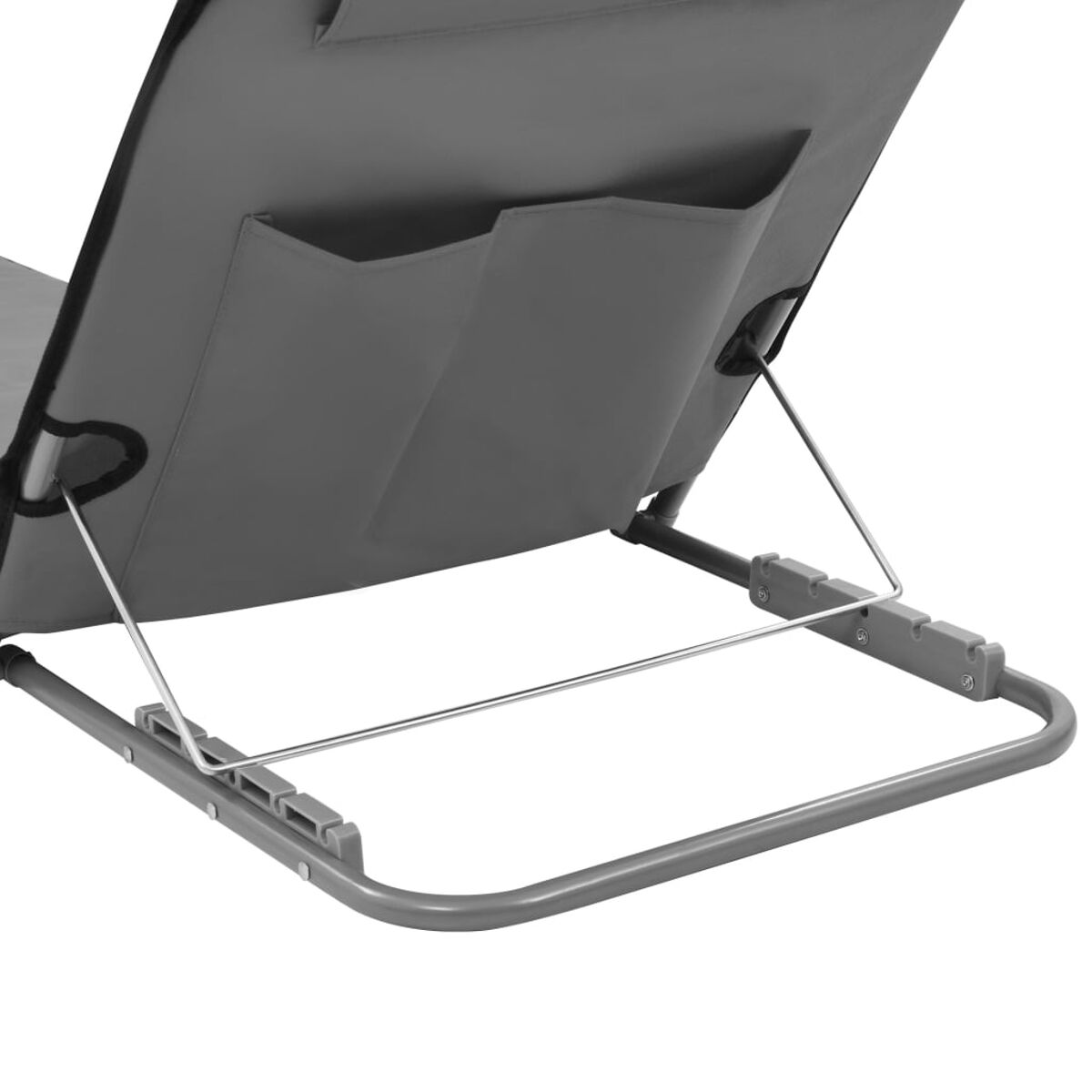 Nahaufnahme der Rückenlehne eines grauen Stuhls mit zwei Taschen und Metallrahmen.