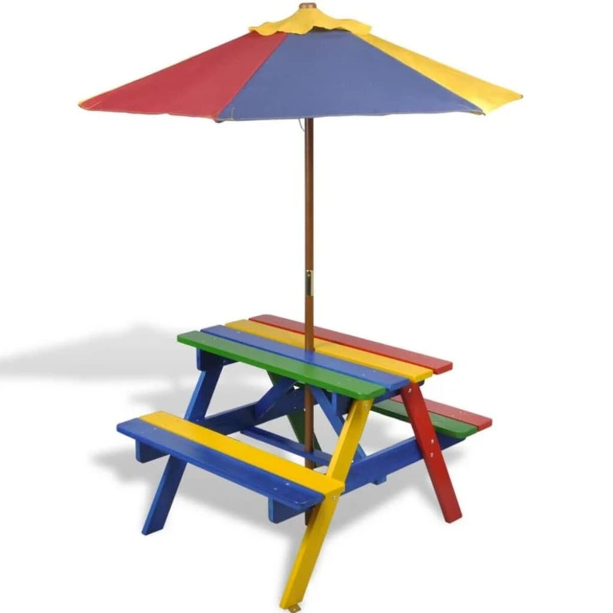 Bunter Picknicktisch mit Sonnenschirm. Tisch ist mehrfarbig. Schirm ist gestreift.