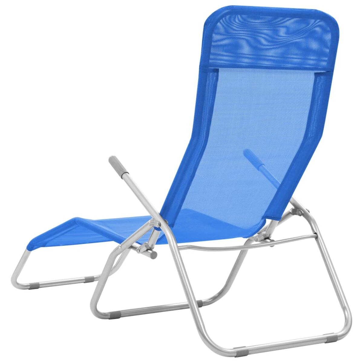Blauer Outdoor-Liegestuhl aus Mesh mit silbernem Rahmen. Weißer Hintergrund.