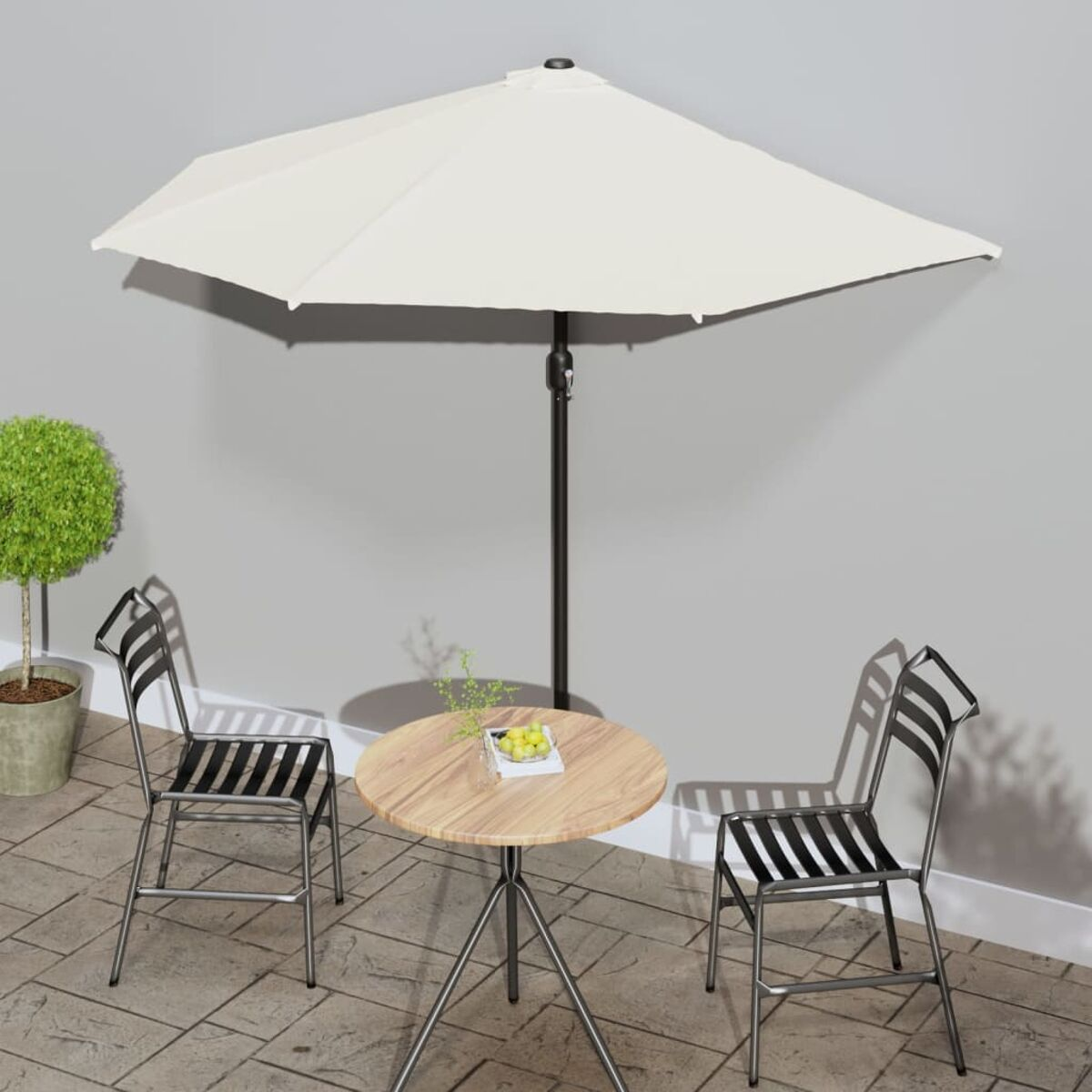Terrassenmöbel-Set: Tisch, zwei Stühle und ein Sonnenschirm.