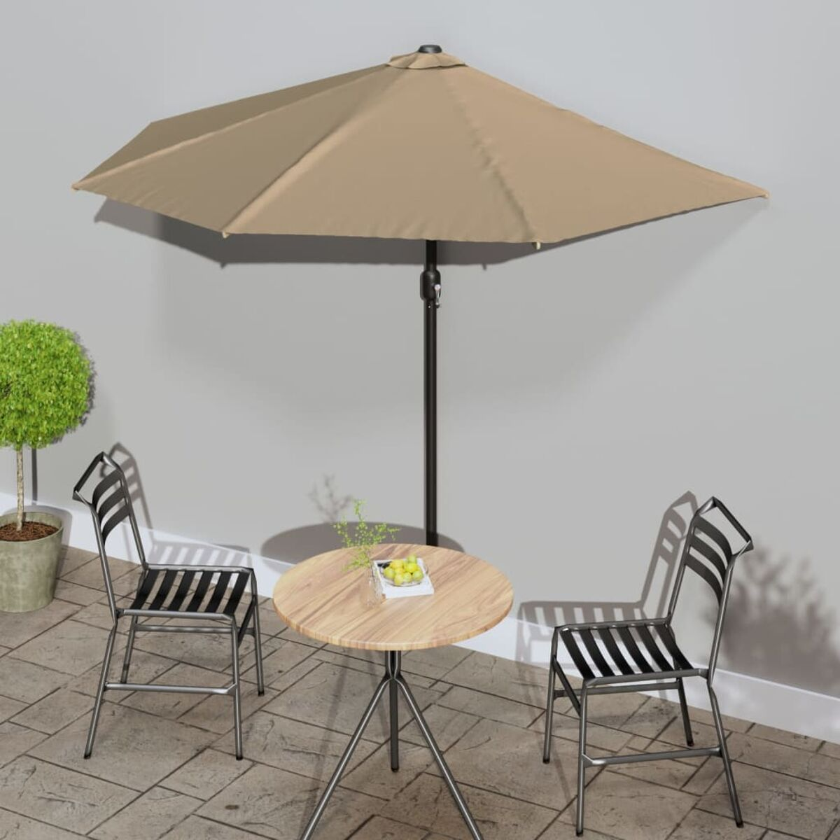 Terrassenmöbel-Set im Freien mit Tisch, zwei Stühlen und einem Sonnenschirm. Der Schirm ist beige und rund.