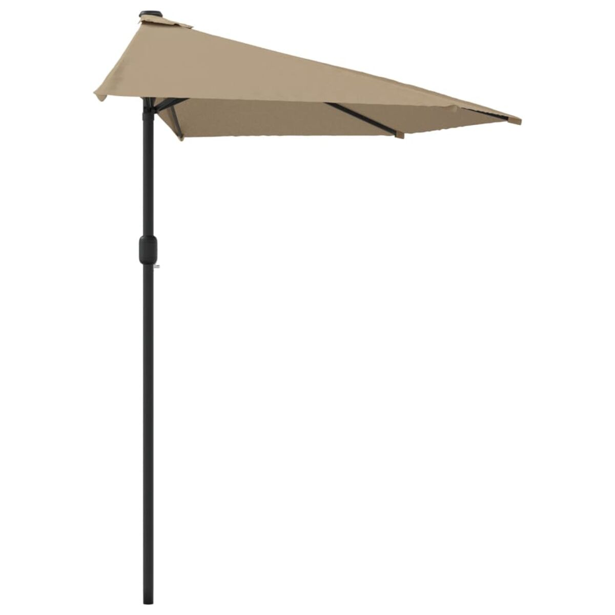 Beige Halb-Sonnenschirm. Schwarzer Mast. Abgewinkeltes Design. Weißer Hintergrund. Perfekt für Balkon.