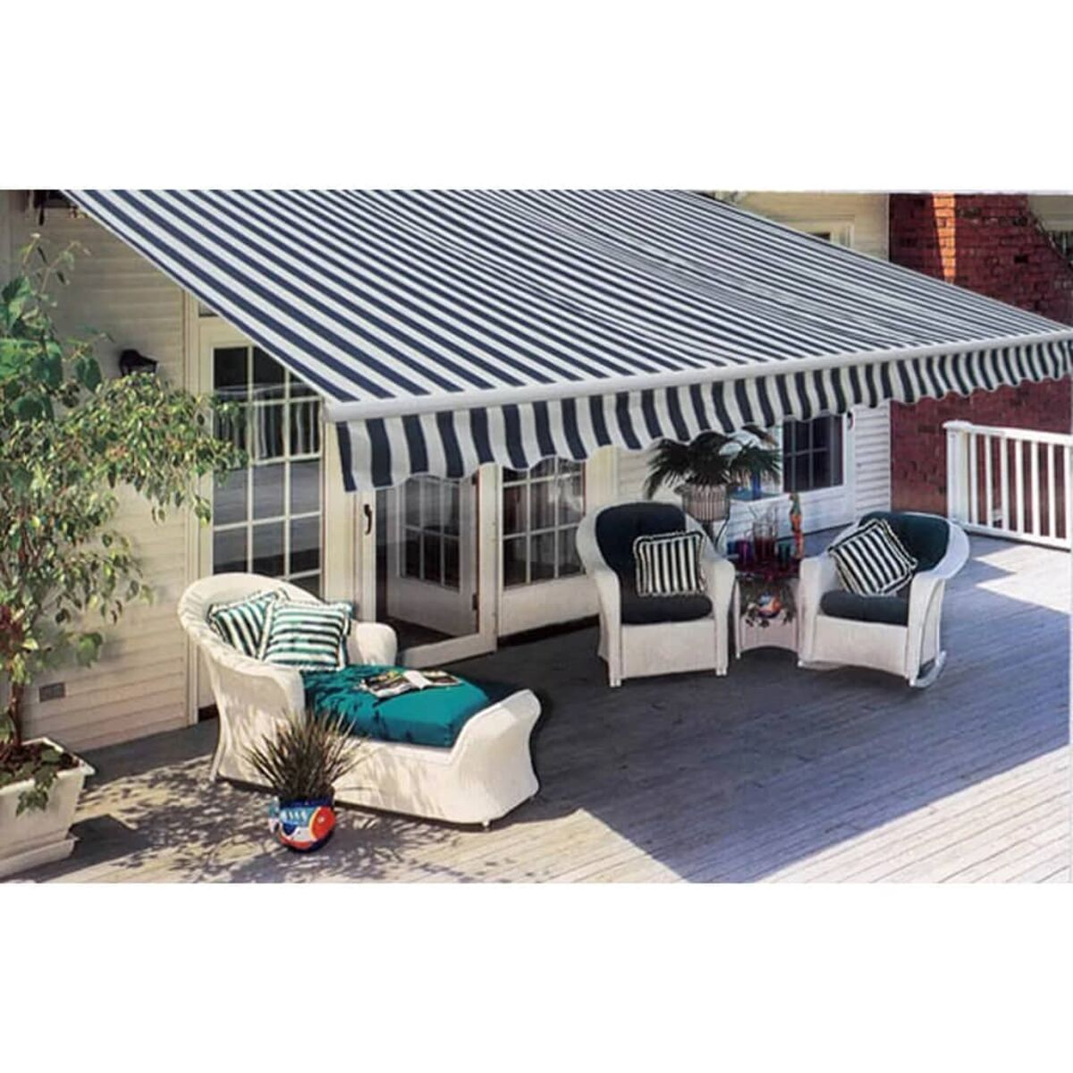 Eine Terrasse mit Markise und Stühlen.