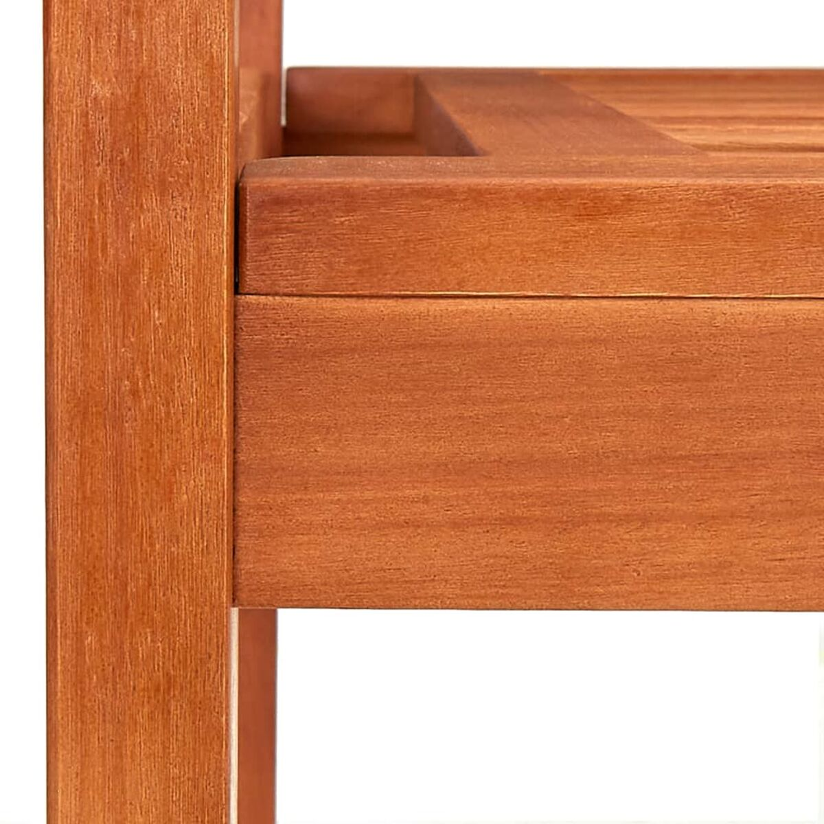Nahaufnahme einer Holztischecke, die Verbindung und die Holzmaserung zeigt.