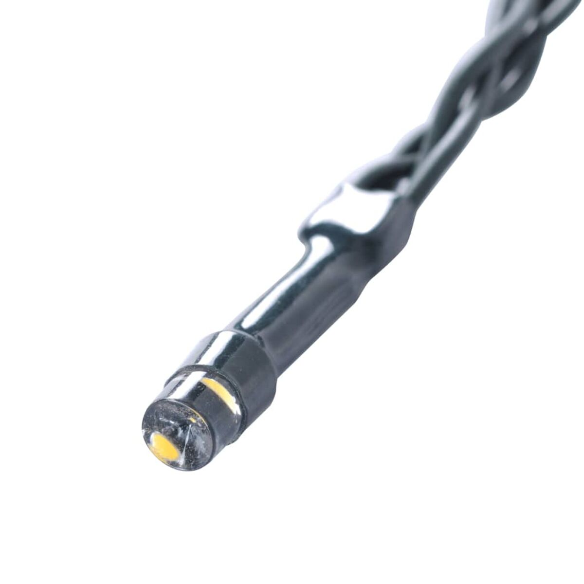 Nahaufnahme einer grünen Lichterkette mit LEDs. Eine Leuchte ist an, mit gelbem Schein.