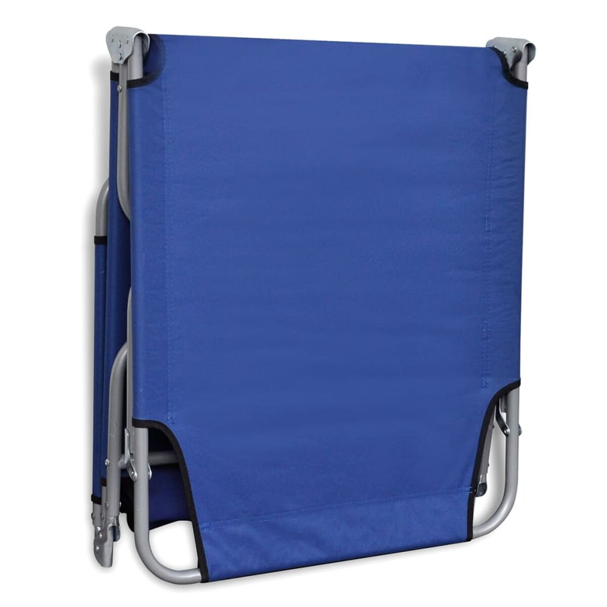 Zusammengeklappter blauer Strandstuhl. Der Hintergrund ist weiß.