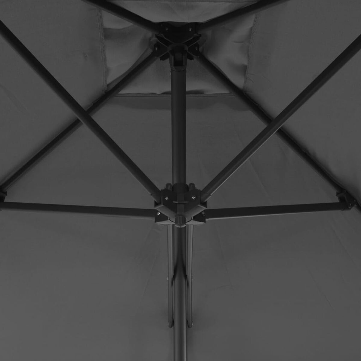 Innenseite eines grauen Regenschirms mit dunklem Metallrahmen, von unten gesehen.
