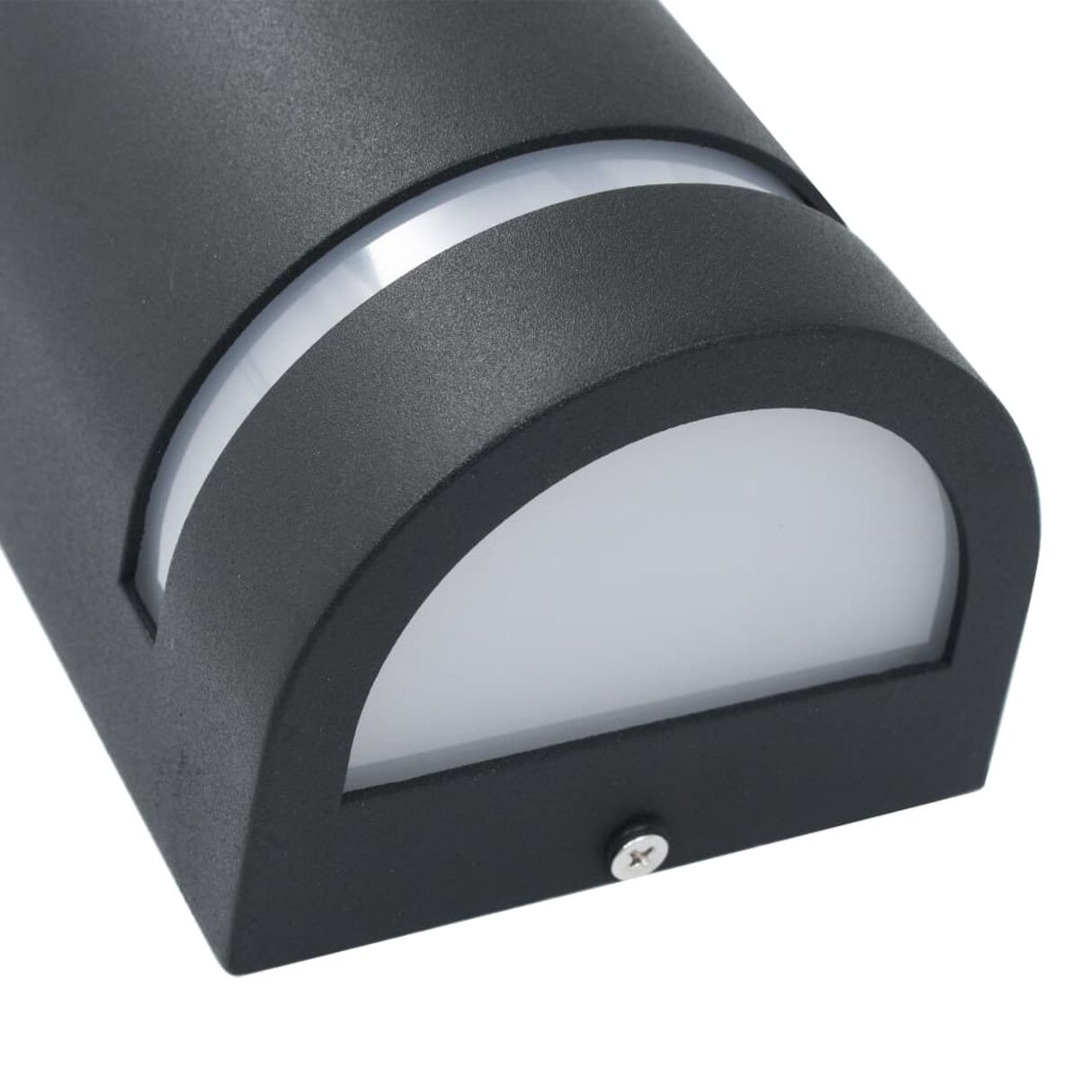 Schwarze Außenwandleuchte mit weißer Lichtquelle, Nahaufnahme, weißer Hintergrund.