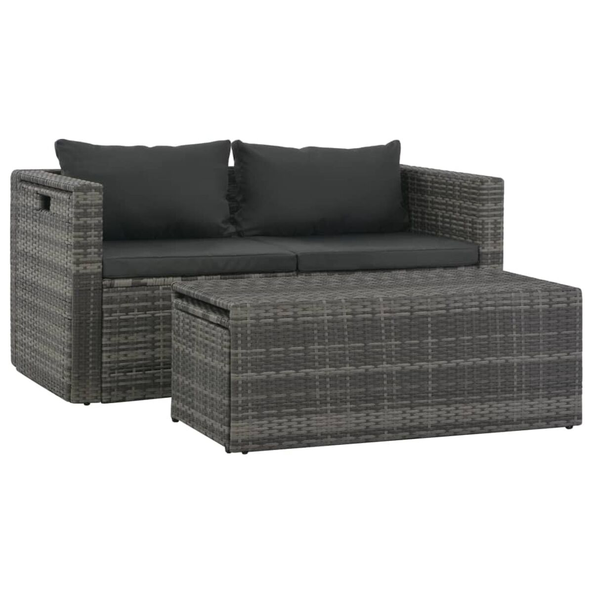 Graues Rattansofa mit Kissen und passendem Hocker. Isoliert auf Weiß.