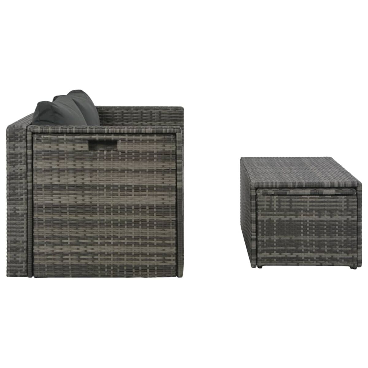 Ein graues gewebtes Sofa und ein quadratisches Ottoman vor weißem Hintergrund.