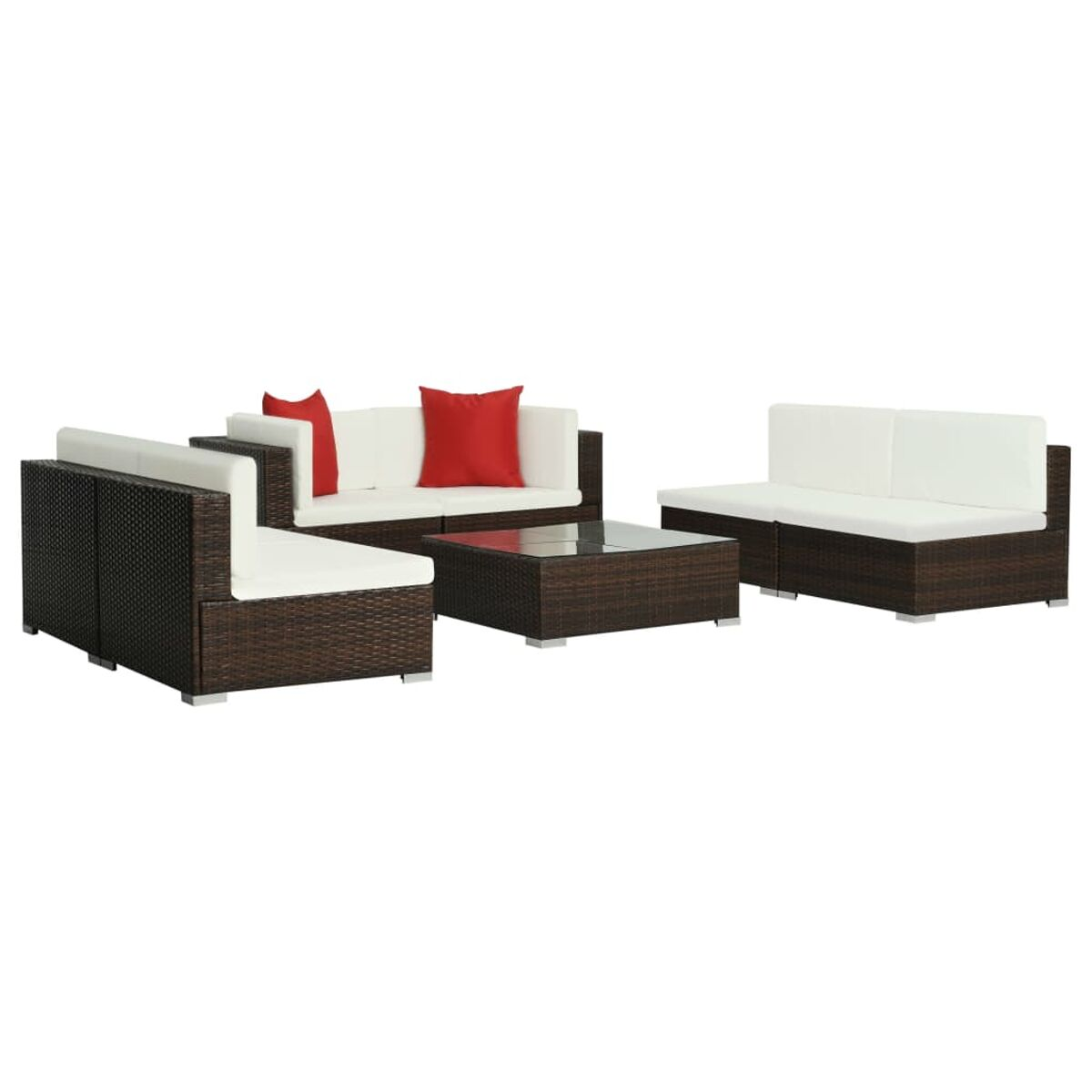 Ein braunes Outdoor-Rattan-Möbelset. Es umfasst ein Sofa, zwei Stühle und einen Tisch mit weißen Kissen.