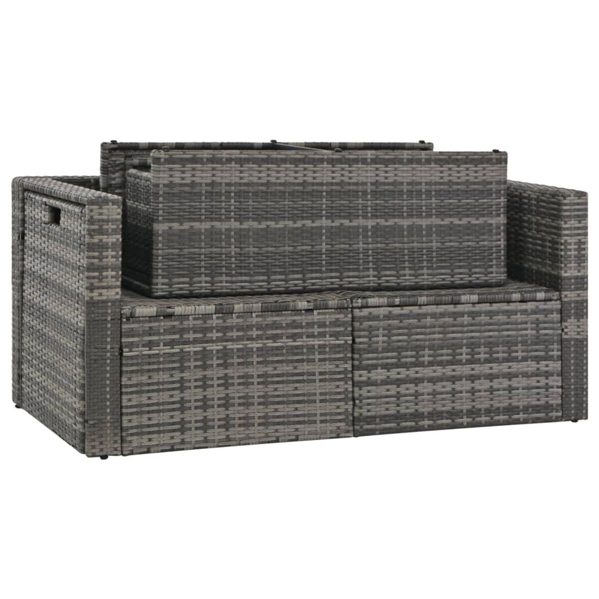 Graues Rattan-Outdoor-Sofa. Es hat ein kastenförmiges Design und steht auf weißem Hintergrund.