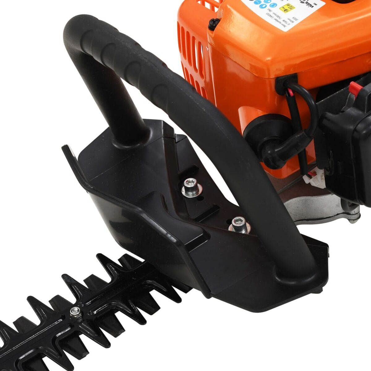 Nahaufnahme einer orange-schwarzen Heckenschere mit Griff, Klingen und Motor, vor weißem Hintergrund.