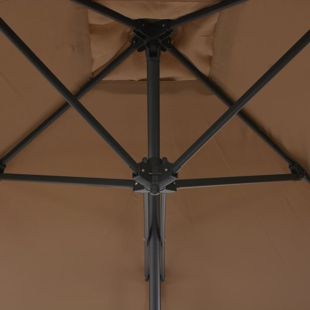 Unteransicht eines beigefarbenen Regenschirms mit dunklem Metallrahmen. Auf weißem Hintergrund.
