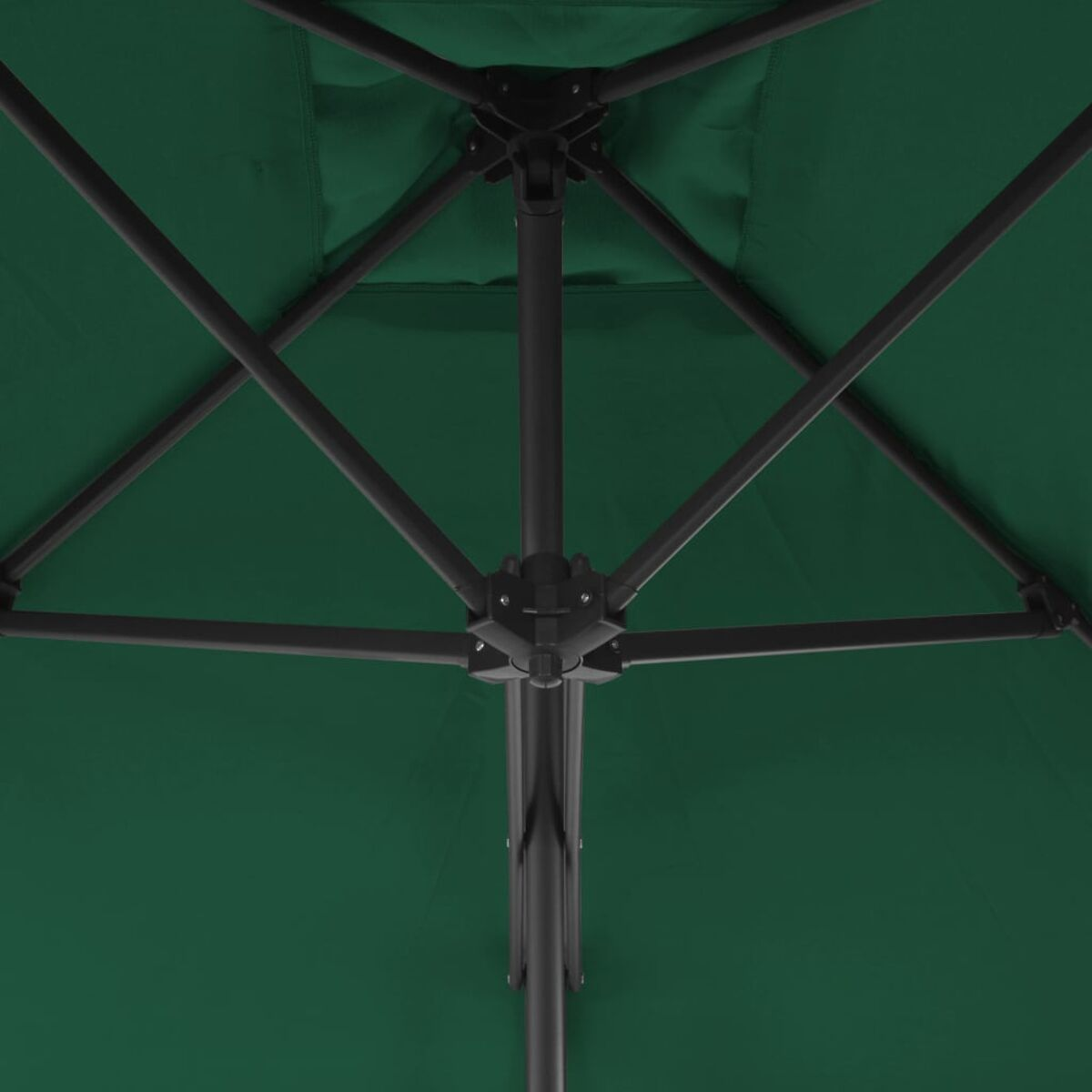 Grüne Regenschirm-Draufsicht mit schwarzem Rahmen. Weißer Hintergrund, Nahaufnahme.