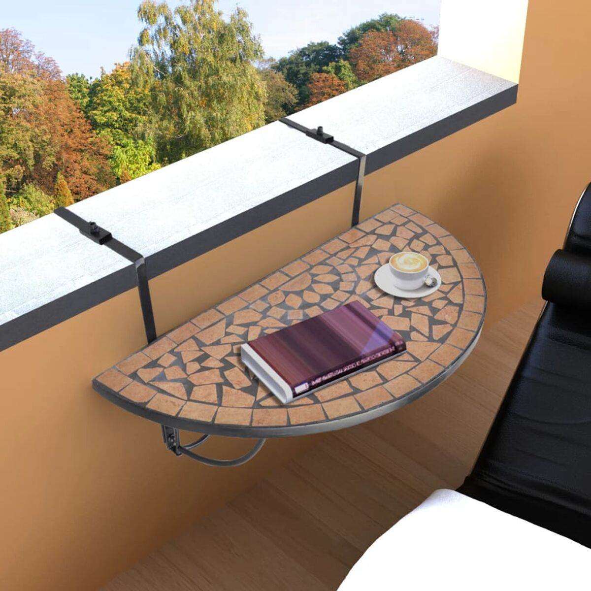 Eine Balkonszene mit einem Mosaiktisch, Buch und Kaffee. Eine Stadtlandschaft ist im Hintergrund.