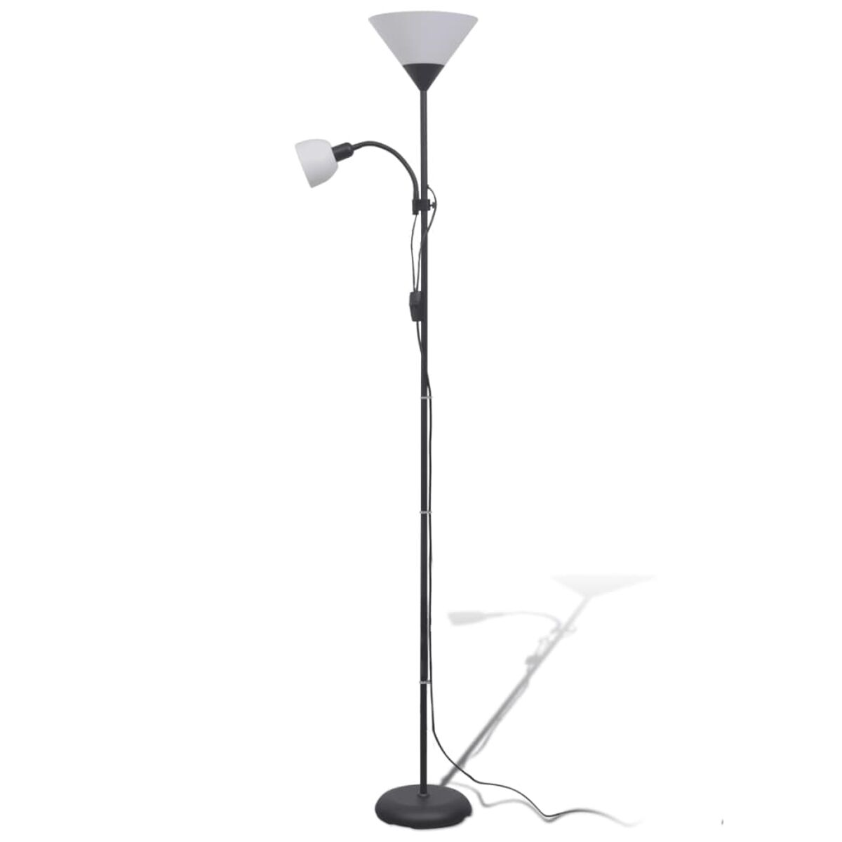 Stehlampe mit weißem Schirm und Leselampe, auf weißem Hintergrund.