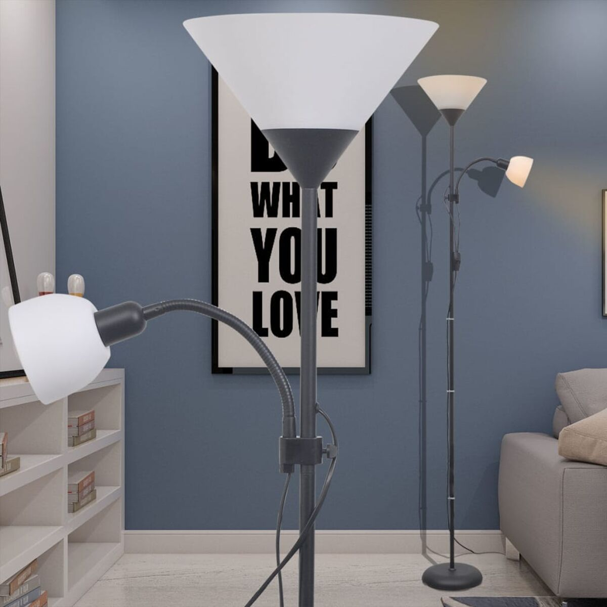 Eine Stehlampe mit drei Lichtern, einer Lampe mit weißem Schirm und einer Schwanenhalslampe. Der Hintergrund ist eine blaue Wand.