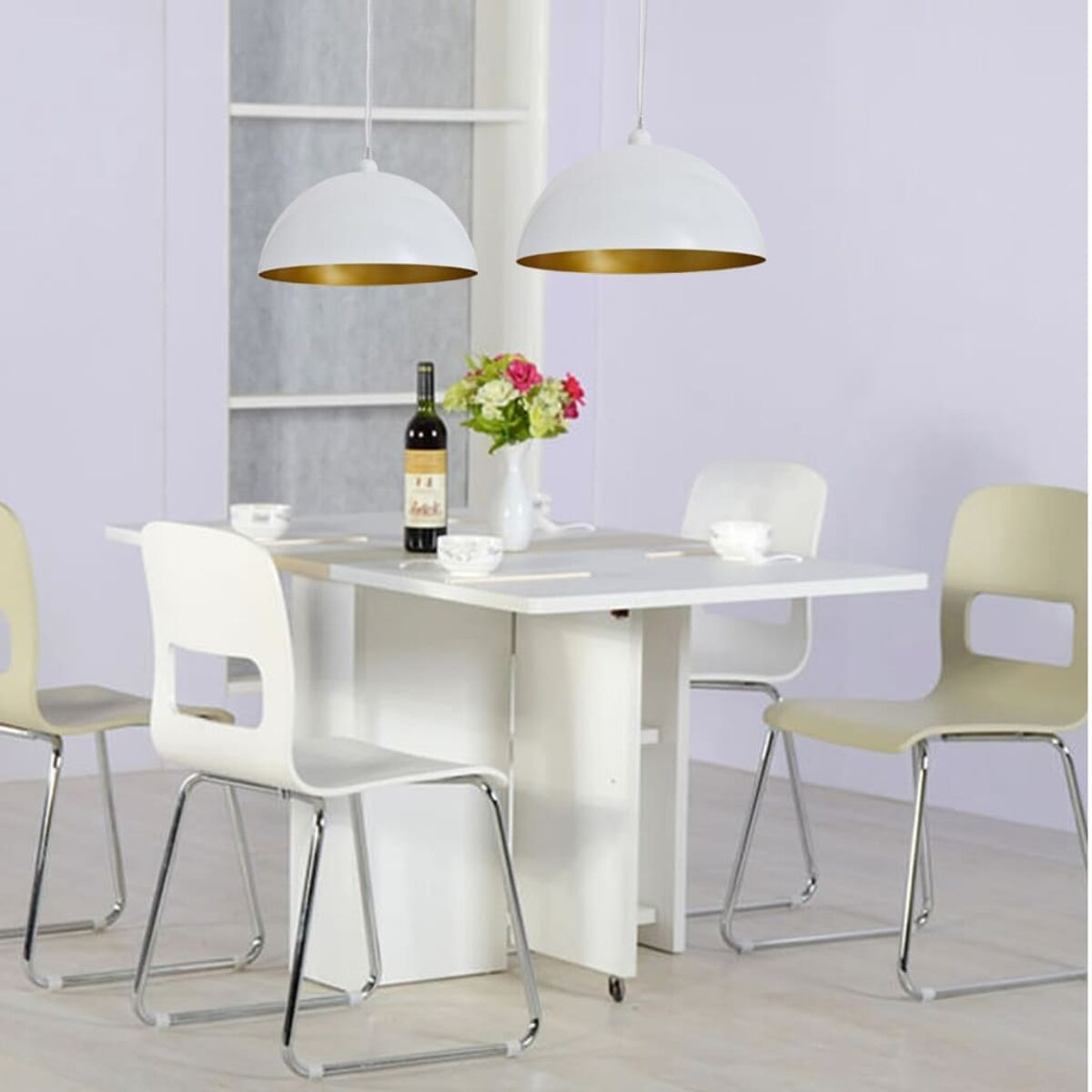 Modernes Esszimmer mit weißem Tisch, Stühlen und zwei Pendelleuchten.
