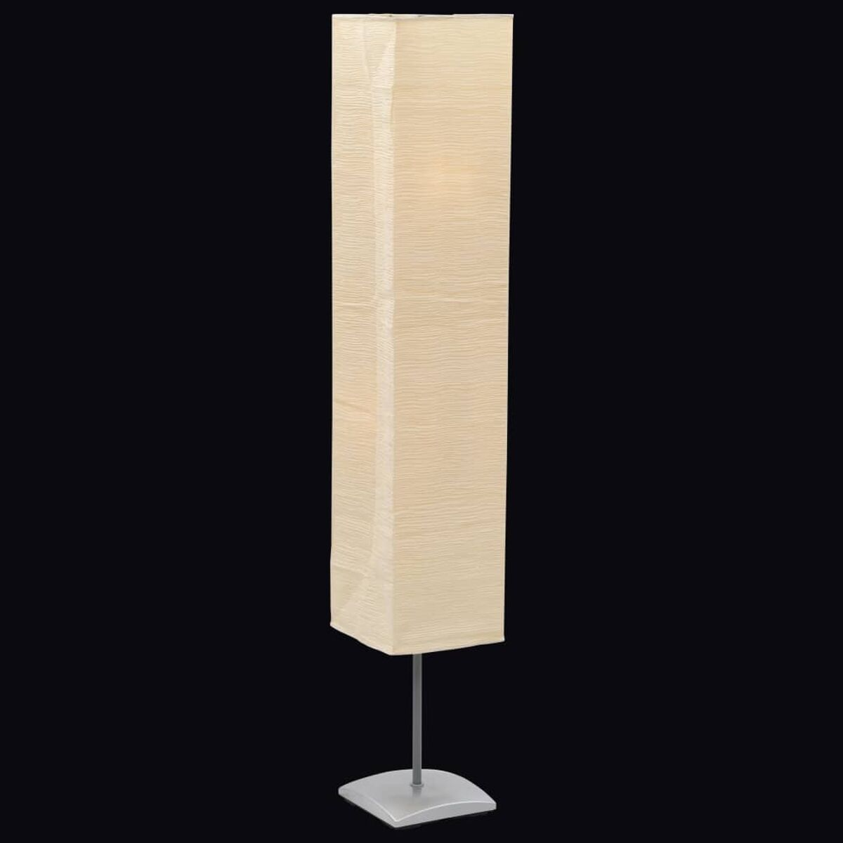 Hohe, rechteckige Stehlampe mit beigem Papierschirm, auf weißem Sockel, schwarzer Hintergrund.