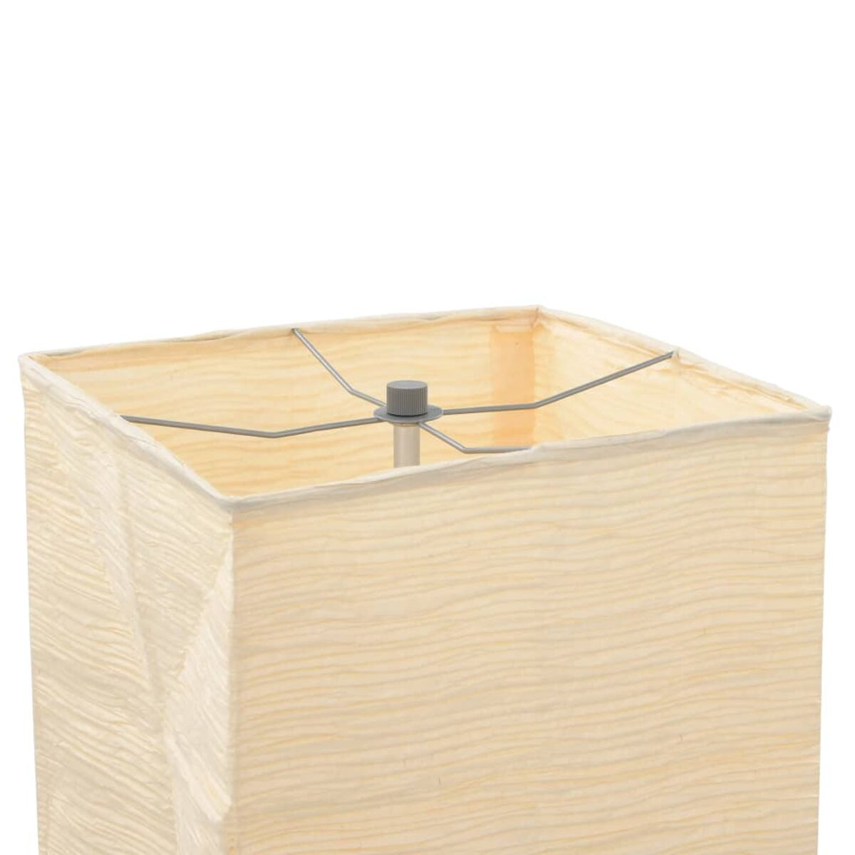 Ein quadratischer Lampenschirm, beige mit Drahtgestell, isoliert auf weißem Hintergrund.