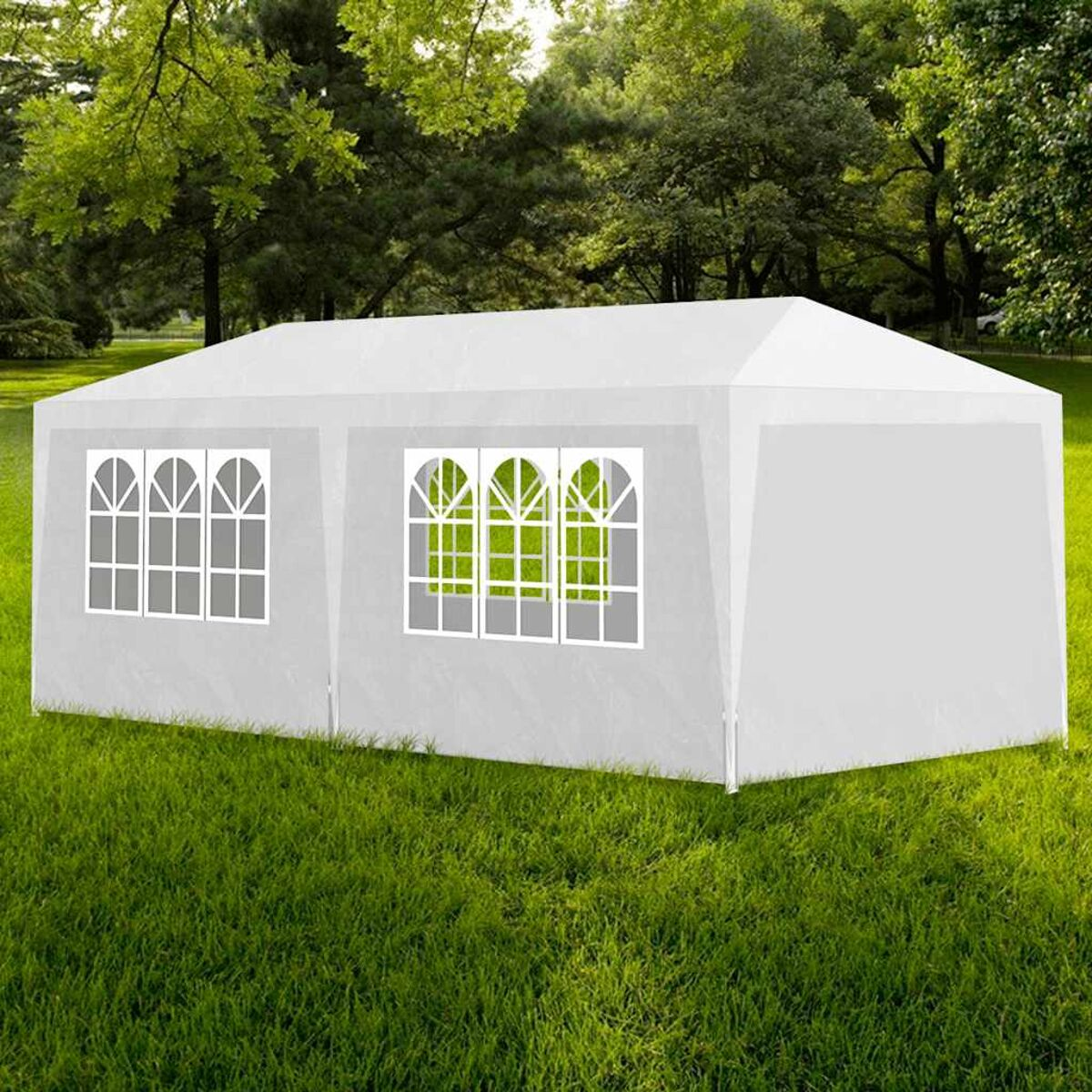 Ein weißer Outdoor-Pavillon auf einer grünen Wiese, mit mehreren Fenstern und hellem Dach.