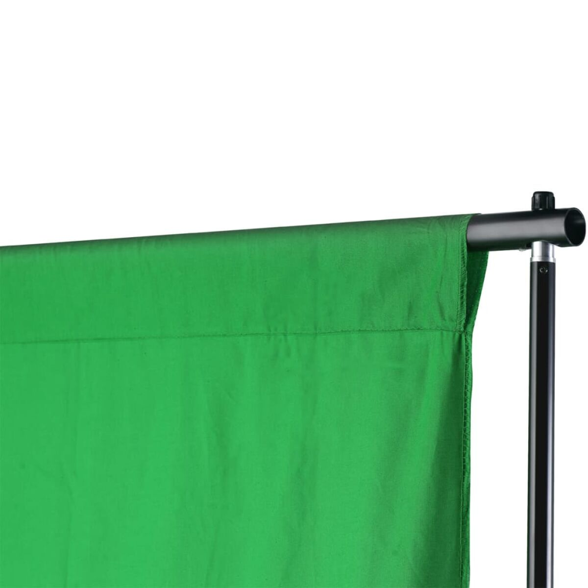 Grüner Hintergrundstoff, der von einer schwarzen horizontalen Stange hängt, bereit für Fotoshootings.