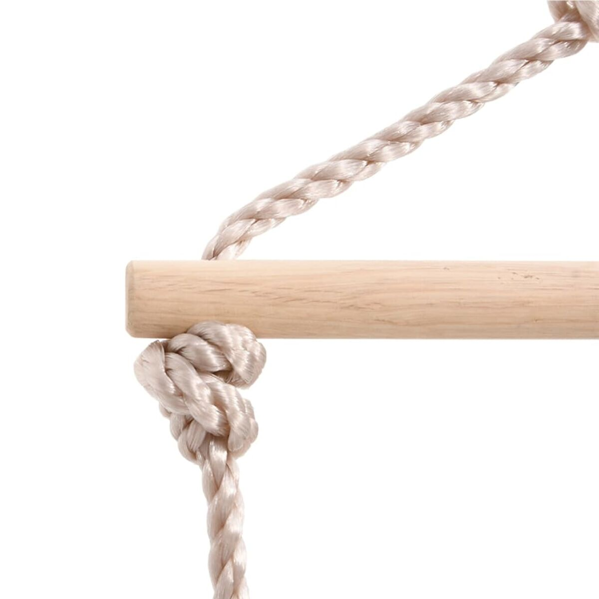 Primo piano di una barra di legno con corde beige legate. Le corde sono annodate.