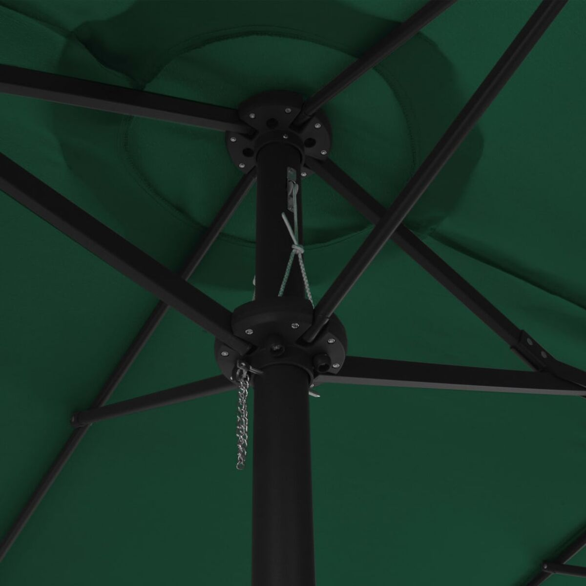 Grüner Sonnenschirm, schwarzes Gestell, Details des oberen Bereichs, Mittelpfosten und Mechanismus.