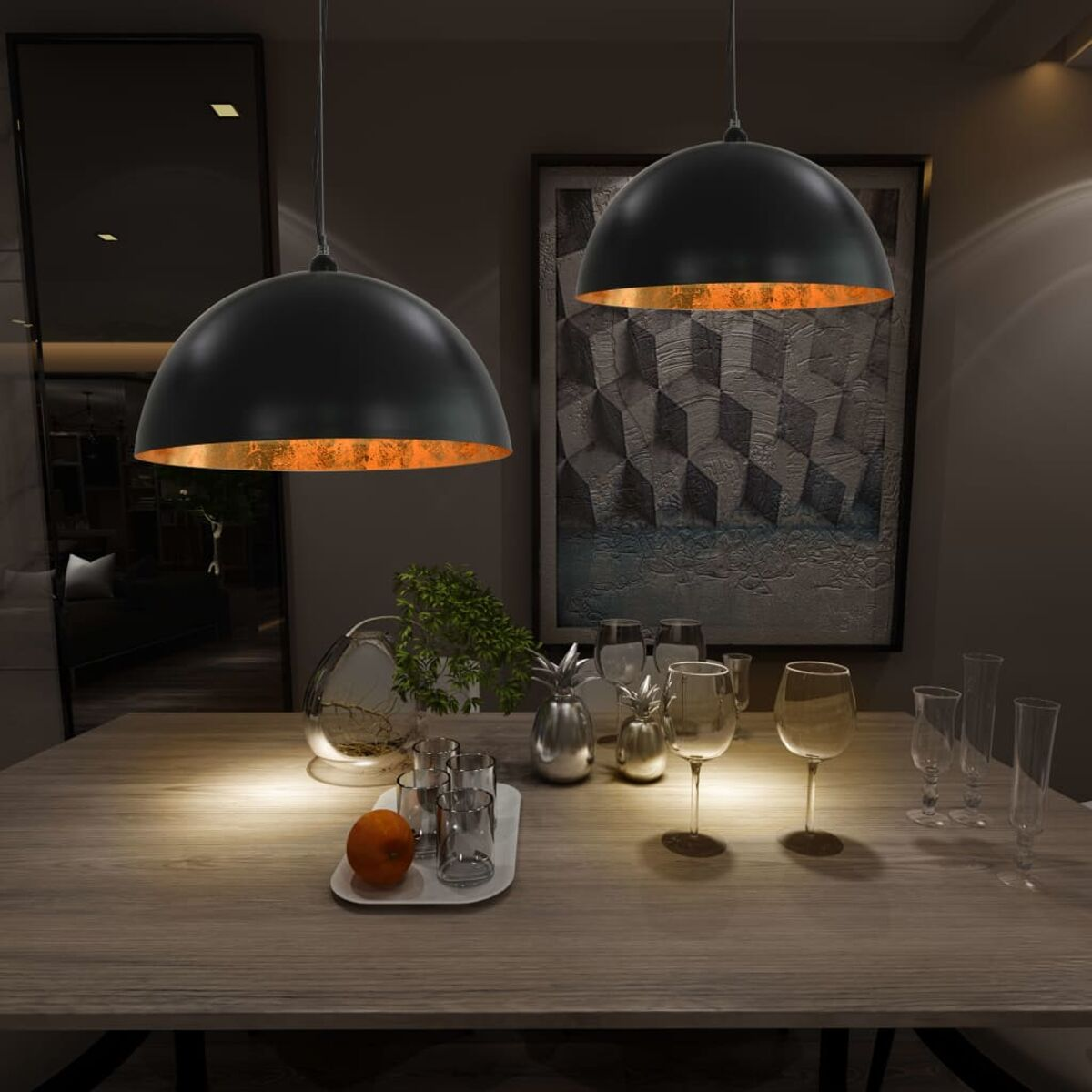 Zwei schwarze Pendelleuchten über einem Holztisch. Der Tisch hat Gläser und Dekoration.
