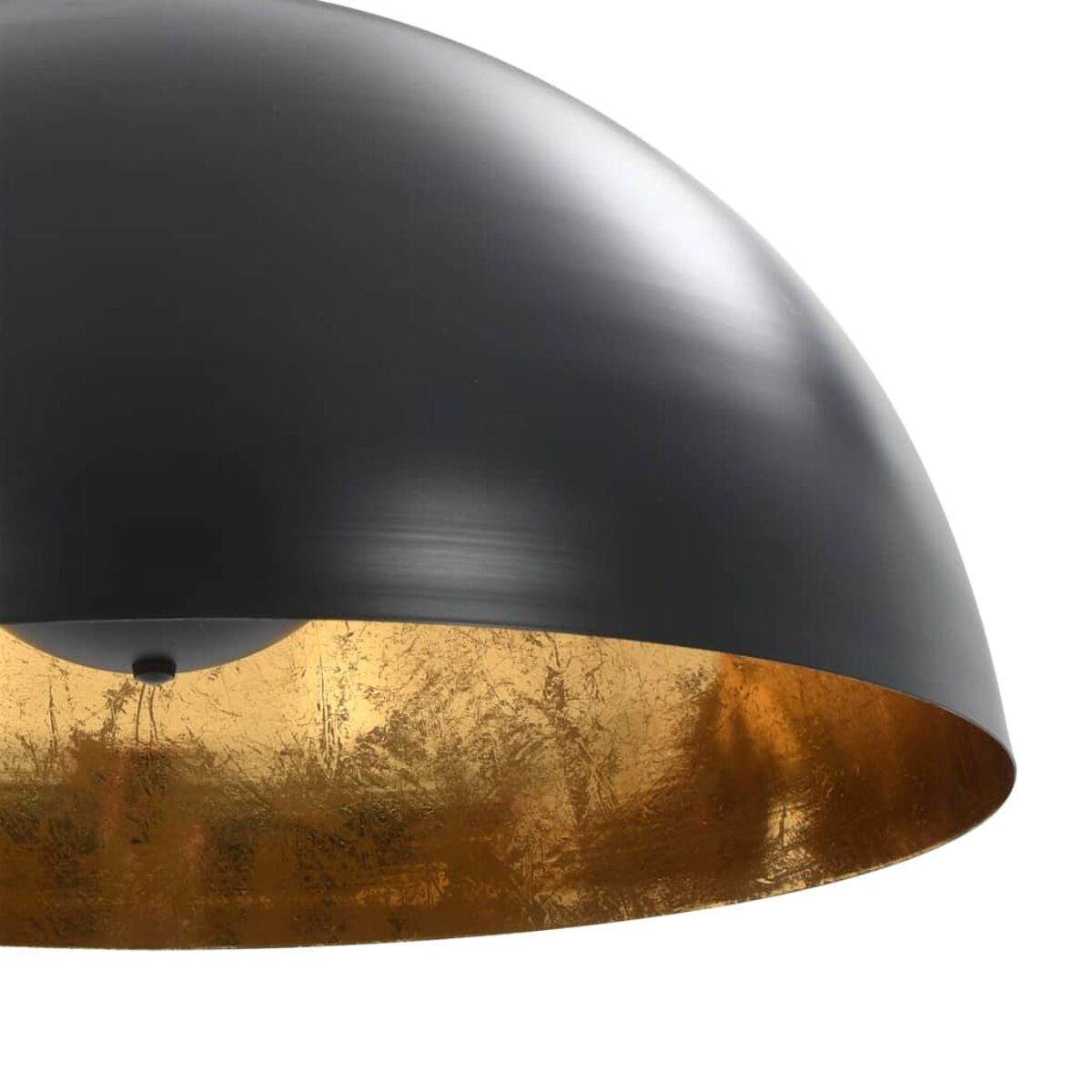 Schwarze Hängelampe mit goldfarbenem Innenraum, Nahaufnahme.