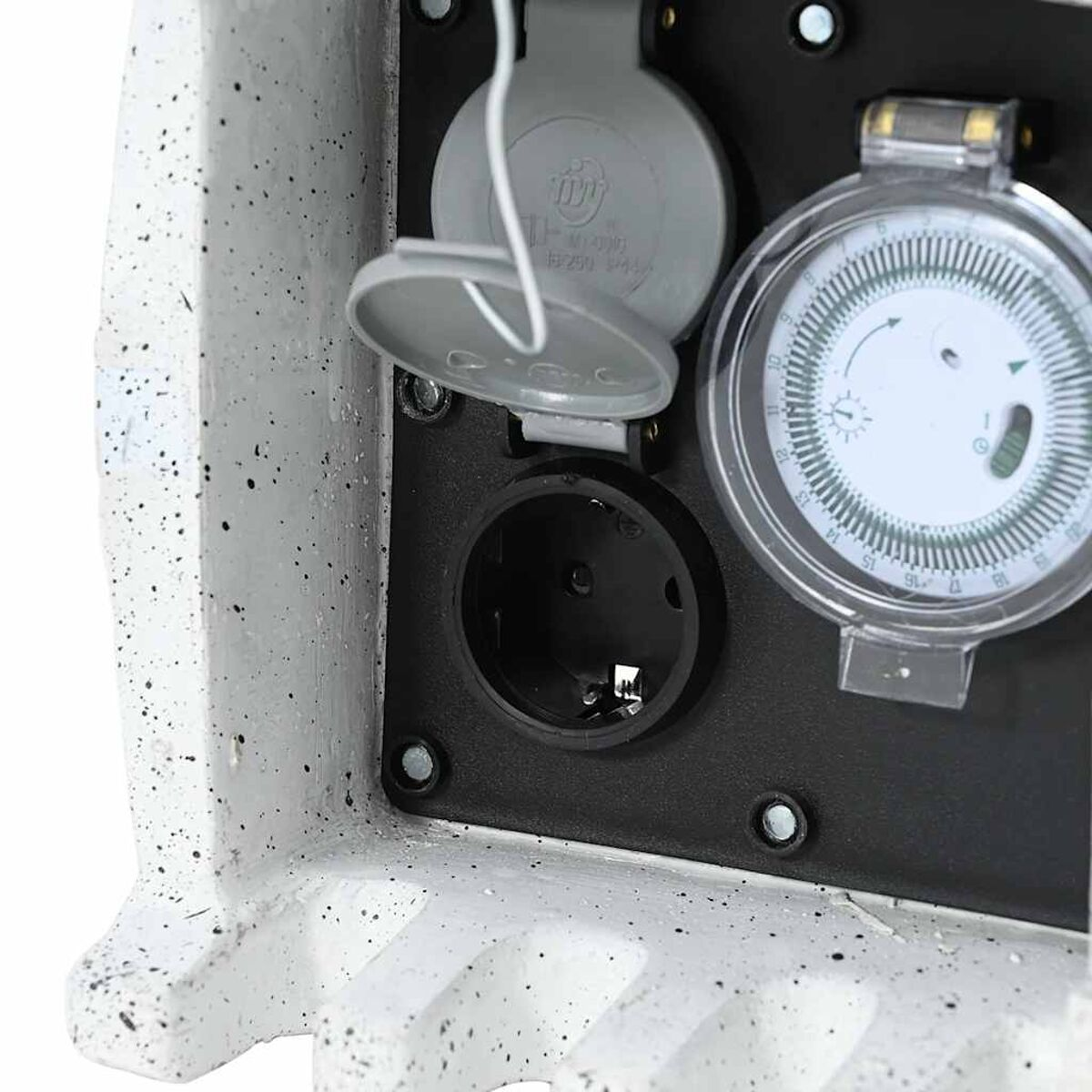 Elektrischer Steckdosentimer mit weiß gesprenkelter Oberfläche. Schwarz und grau.