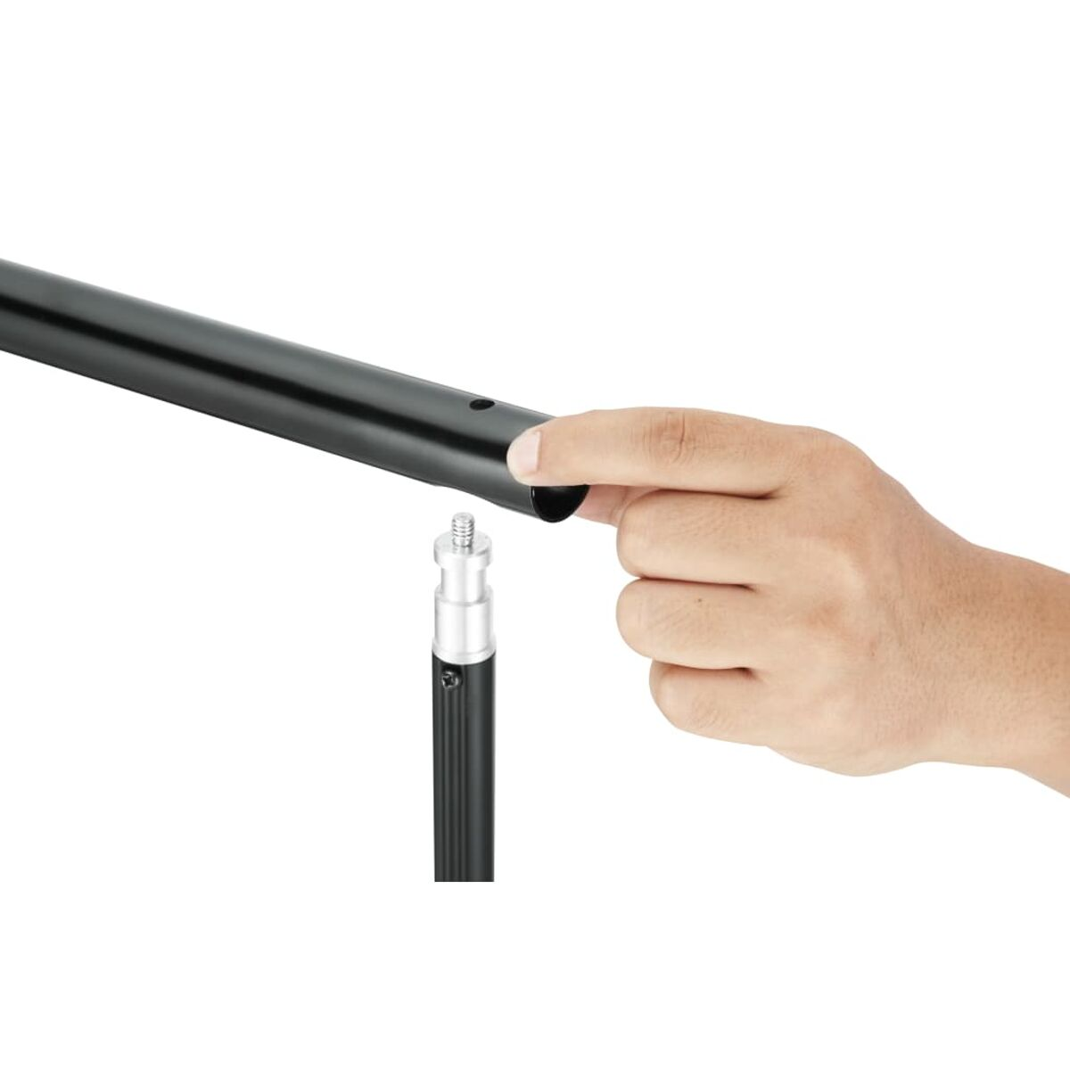 Hand schraubt einen schwarzen Stab in ein Verbindungsteil.