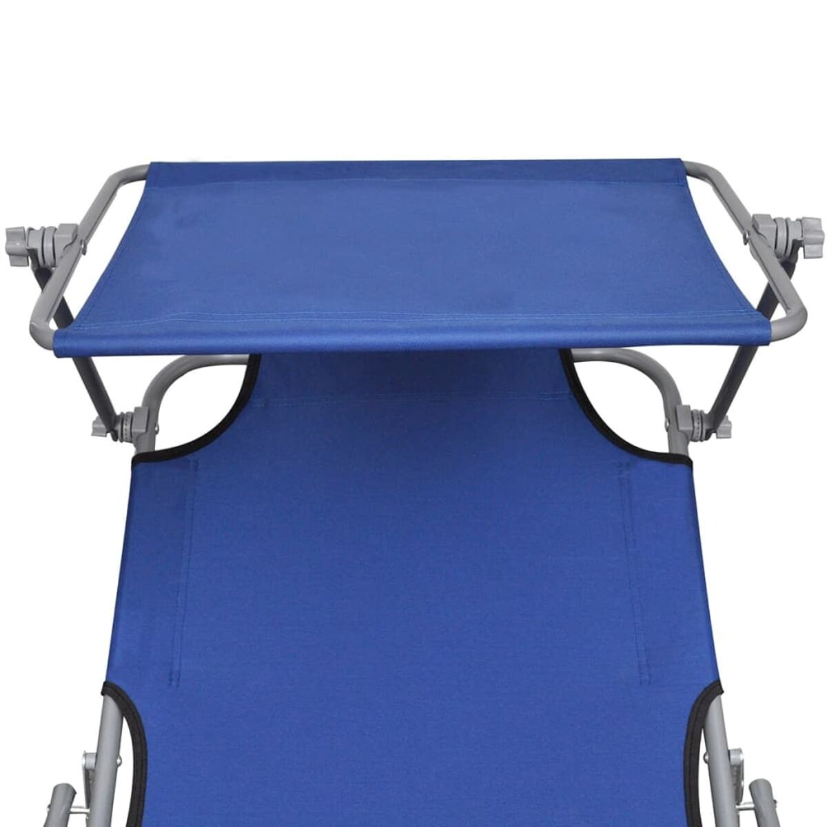Blauer Stoff auf einem Strandstuhl. Der Rahmen ist silber. Der Stuhl steht vor weißem Hintergrund.