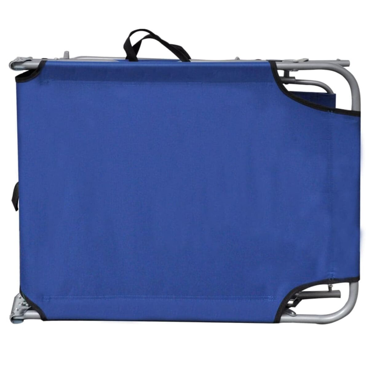 Ein zusammenklappbarer blauer Strandstuhl ist zusammengeklappt dargestellt. Er hat einen schwarzen Griff und einen silbernen Rahmen.