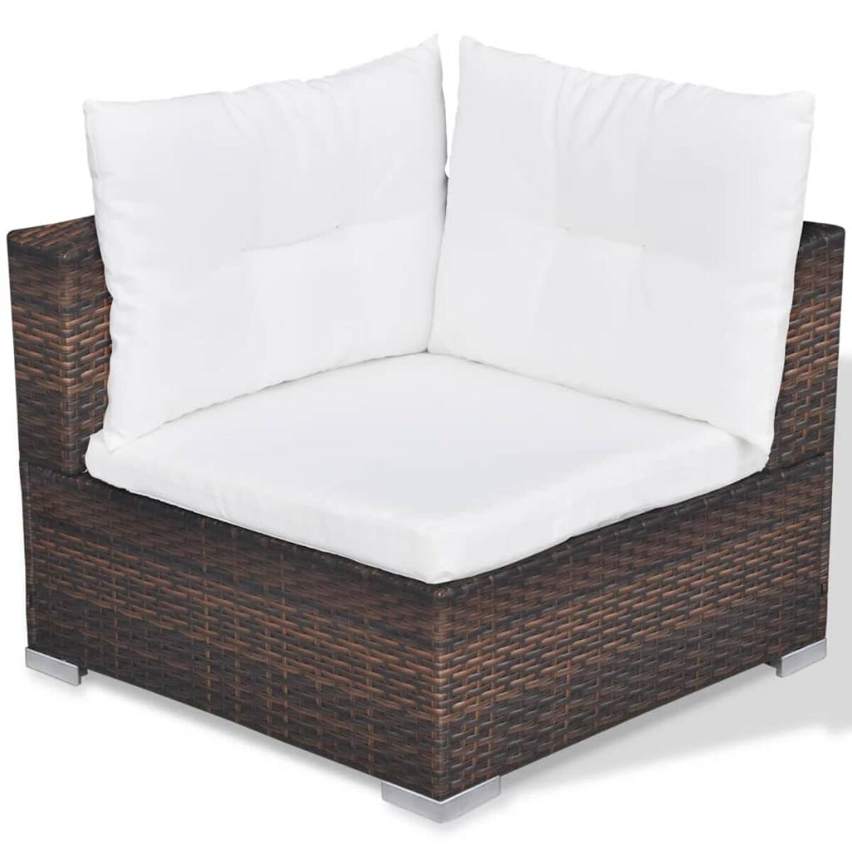 Ein braunes Ecksofa aus Korbgeflecht mit weißen Kissen. Das Sofa ist quadratisch.